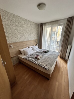 2 عدّة غرف نوم ومكواة/لوح كي وواي فاي مجانًا وملاءات أسرّة