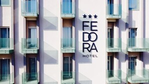 A building facade with the text "FEDORA HOTEL" and three stars above it. - Fedora Hotel (Rimini)