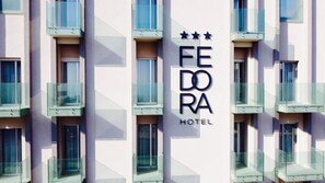 A building facade with the text "FEDORA HOTEL" and three stars above it. - Fedora Hotel (Rimini)