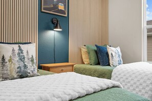 3 habitaciones, tabla de planchar con plancha y cuna de viaje 