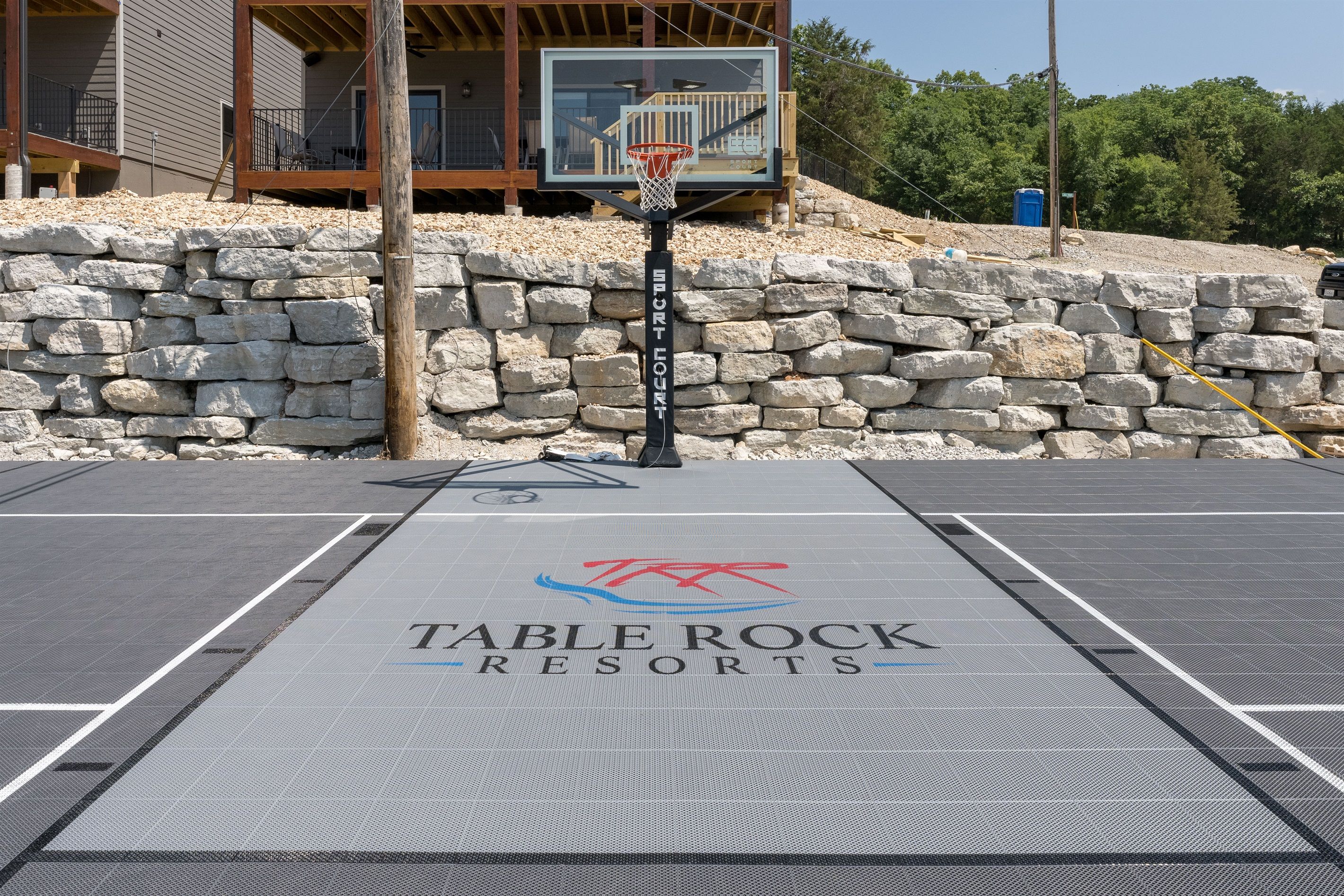 Una cancha de baloncesto con un letrero de Table Rock Resorts.