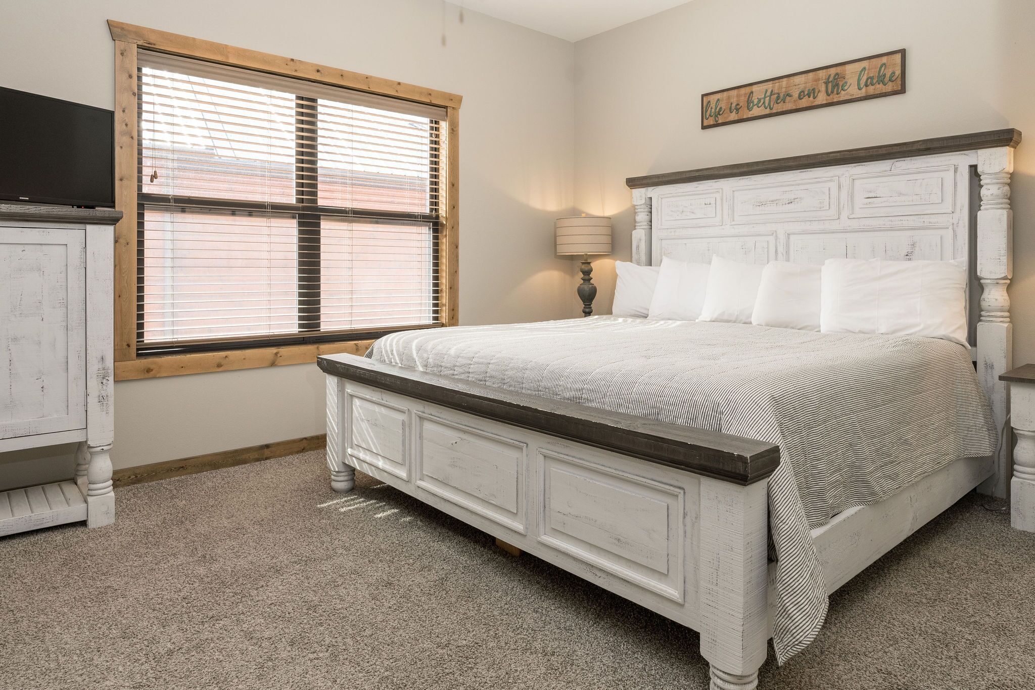 Lakefront cabin with boat slip & hot tub! 7 bedrm