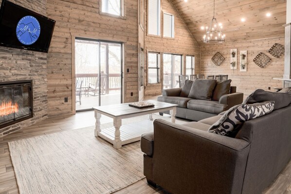 Smart TV, fireplace, table tennis - Escape to the lake!7br with Boat slip & hot tub! (Branson)