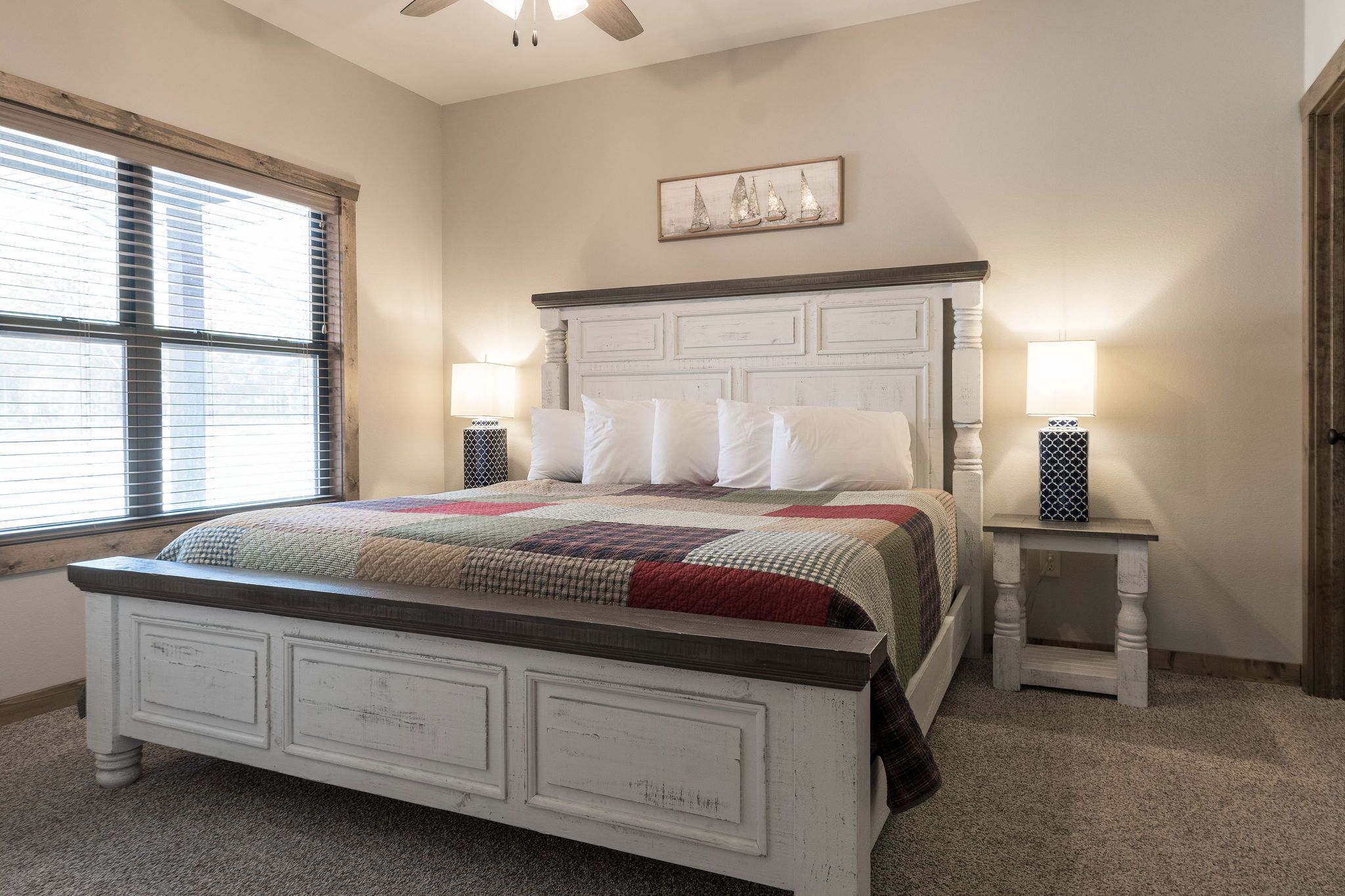 Lakefront cabin with boat slip & hot tub! 7 bedrm