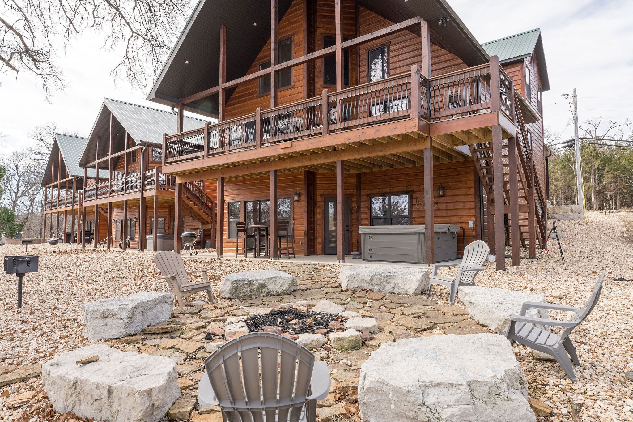 Lakefront cabin with boat slip & hot tub! 7 bedrm