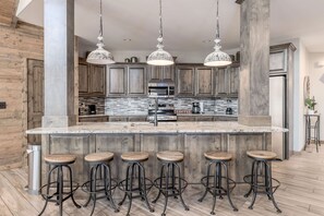 Fridge, microwave, oven, stovetop - Escape to the lake!7br with Boat slip & hot tub! (Branson)