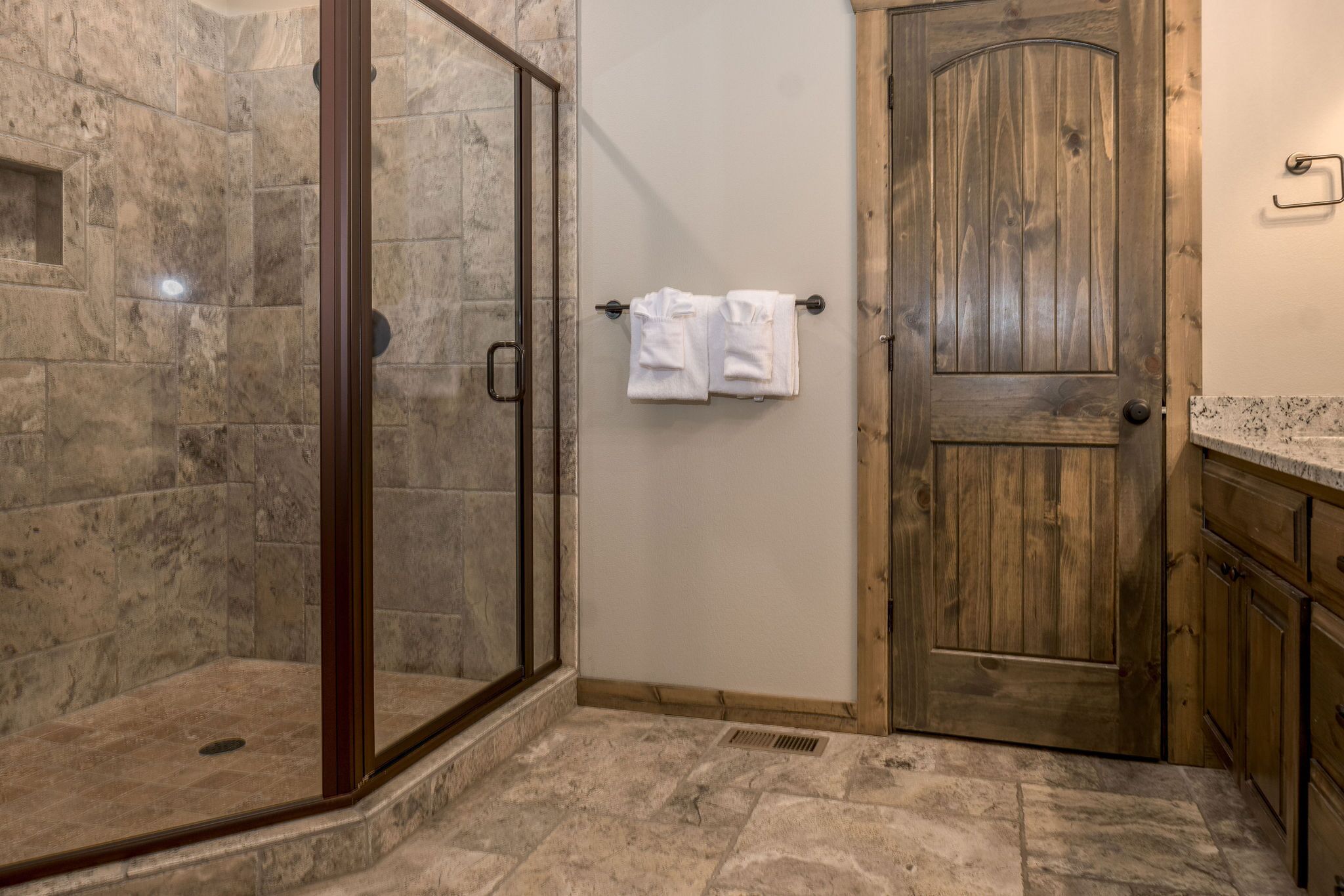 Lakefront cabin with boat slip & hot tub! 7 bedrm