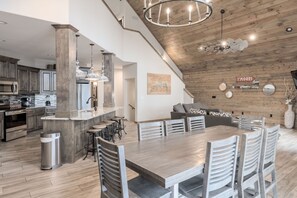 Interior - Escape to the lake!7br with Boat slip & hot tub! (Branson)