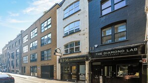 A street view with buildings including 'Black Bull Yard' and 'The Diamond Lab'. - Avari Apartments - Hatton Collection (London)