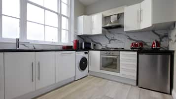 Mini-fridge, microwave, oven, stovetop