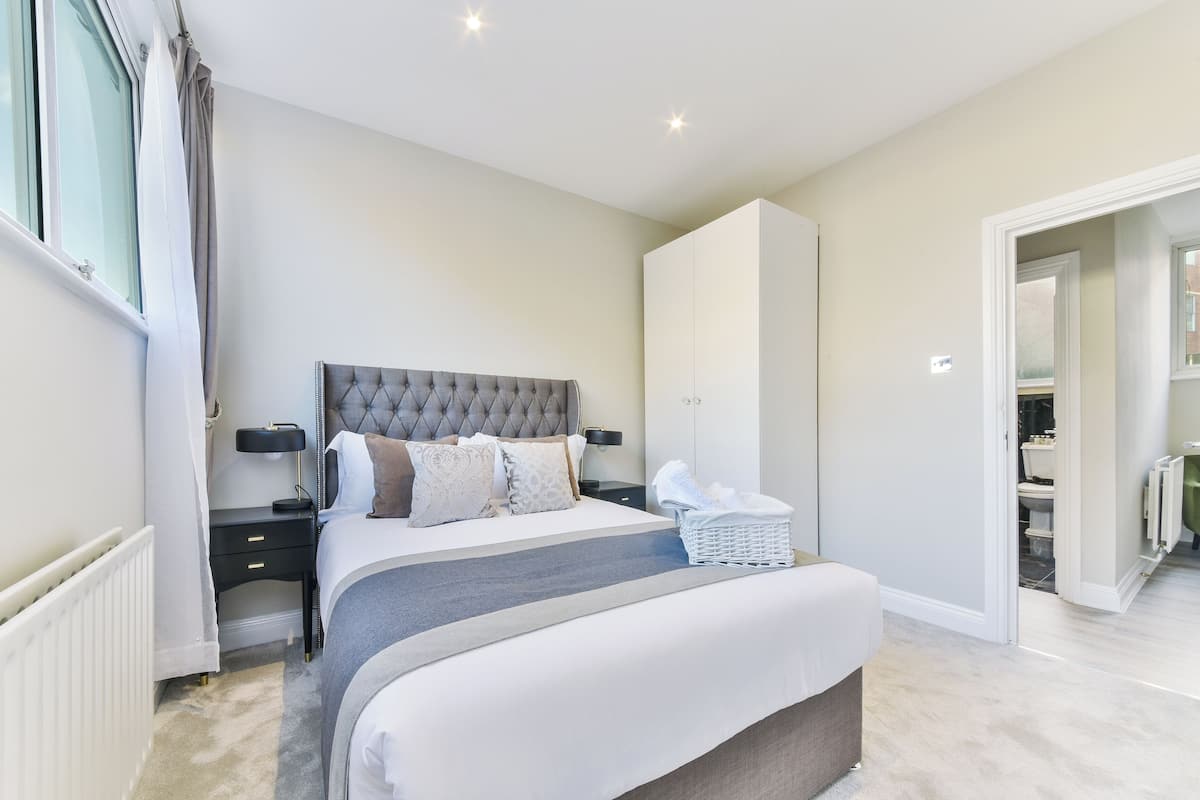 Egyptian cotton sheets, premium bedding, Select Comfort beds, desk