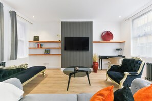 Signature Apartment | Living area | 55-inch Smart TV with digital channels, TV, Netflix - Avari Apartments - Hatton Collection (London)