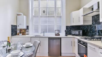 Mini-fridge, microwave, oven, stovetop