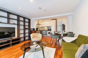 Executive Apartment | Living area | 55-inch Smart TV with digital channels, TV, Netflix - Avari Apartments - Hatton Collection (London)