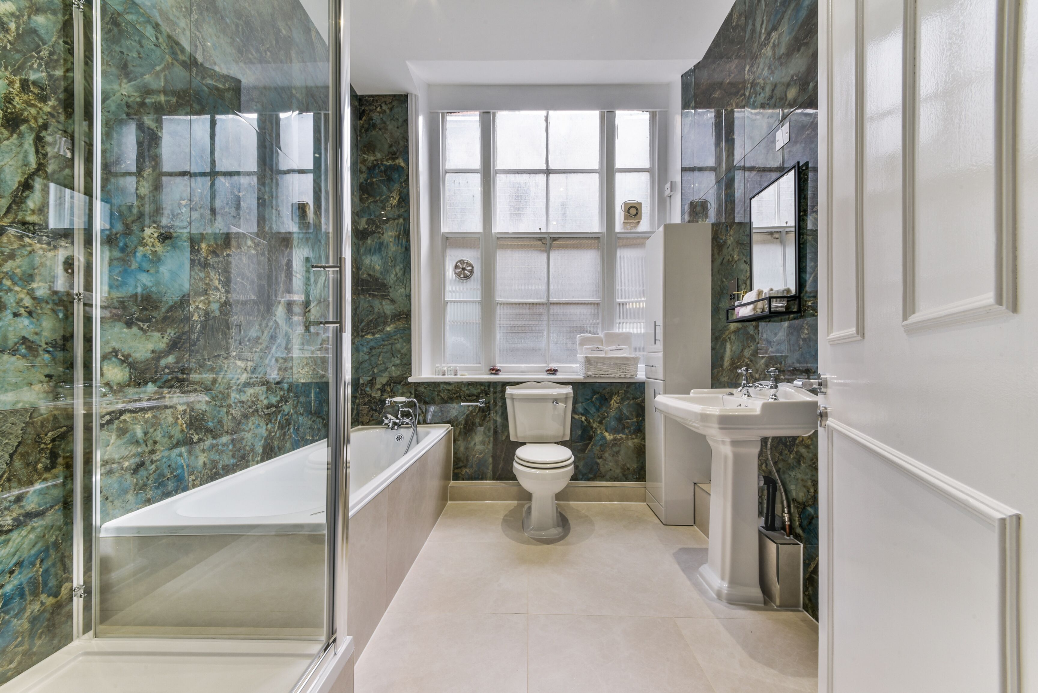 Combined shower/bathtub, rainfall showerhead, designer toiletries