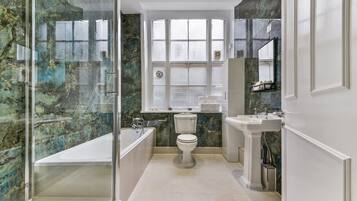 Combined shower/bathtub, rainfall showerhead, designer toiletries