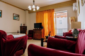 2 makuuhuonetta, työpöytä, silitysrauta/-lauta, ilmainen Wi-Fi