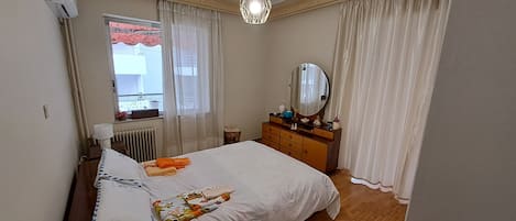 2 quartos, escrivaninha, ferros/tábuas de passar roupa