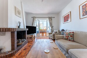 TV, fireplace, DVD player - Villa "Superbly Situated Villa 67" with Sea View, Private Pool & Wi-Fi (Mijas Costa)