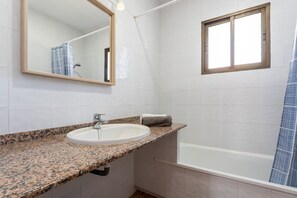 Bathtub, hair dryer, towels - Villa "Superbly Situated Villa 67" with Sea View, Private Pool & Wi-Fi (Mijas Costa)