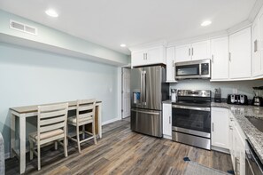Geladeira, micro-ondas, fogão, cooktop