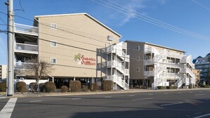 Un bâtiment sur lequel on peut lire l’inscription « Junta Villa ». Il possède plusieurs balcons et un toit plat.