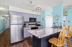 ثلاجة، ميكروويف، فرن، موقد طهي مسطح