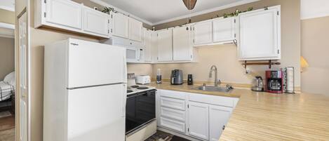 Refrigerador, microondas, horno y lavavajillas