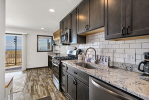 ثلاجة، ميكروويف، فرن، موقد طهي مسطح