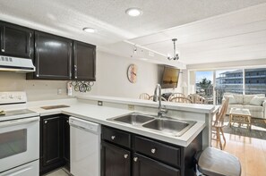 Fridge, microwave, oven, dishwasher - Triton's Trumpet C304 by Seaside Vacations & Sales (Ocean City)