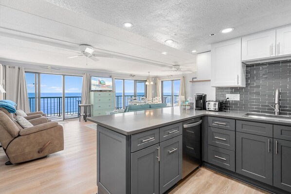 Refrigerador, microondas, horno y parrilla de estufa 