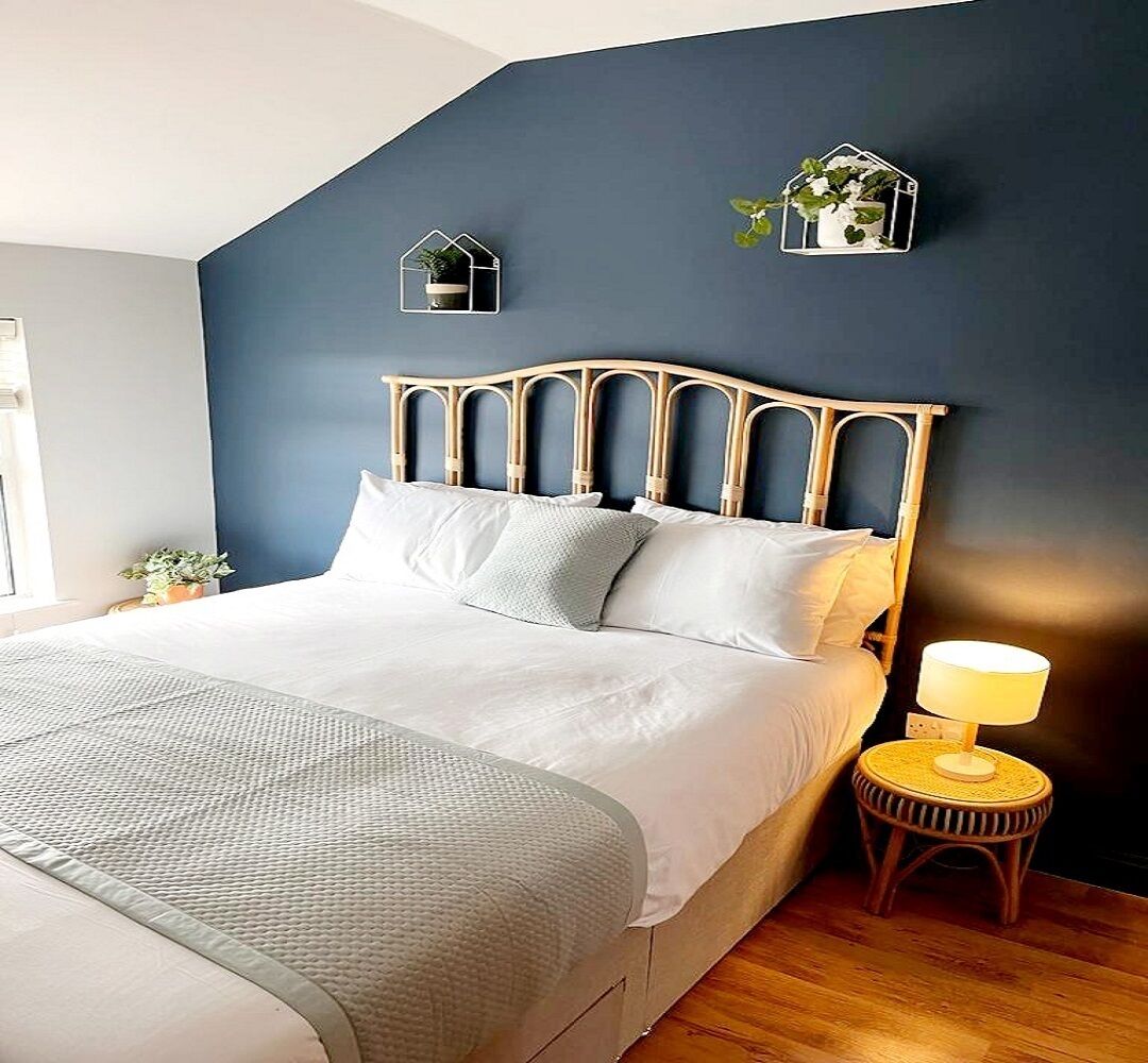 2 bedrooms, desk, WiFi