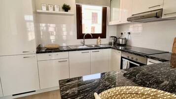 Fridge, oven, stovetop, dishwasher