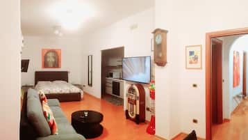 1 dormitorio, caja fuerte, escritorio y tabla de planchar con plancha