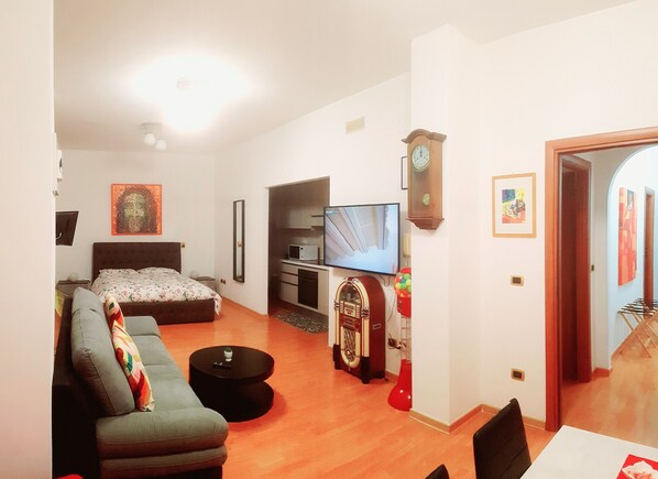 1 slaapkamer, een kluis op de kamer, een bureau