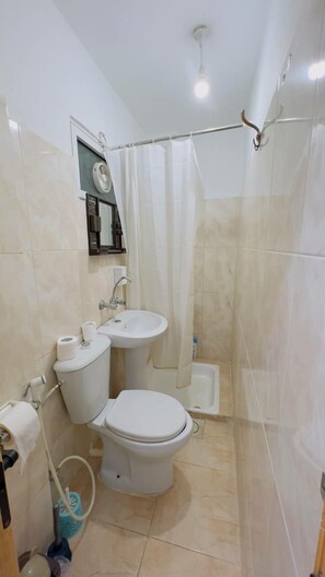 Combined shower/bathtub, rainfall showerhead, free toiletries
