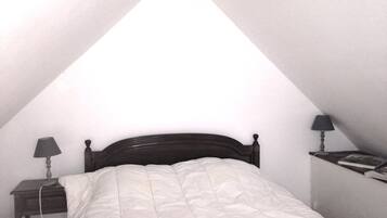 1 bedroom, travel crib, bed sheets