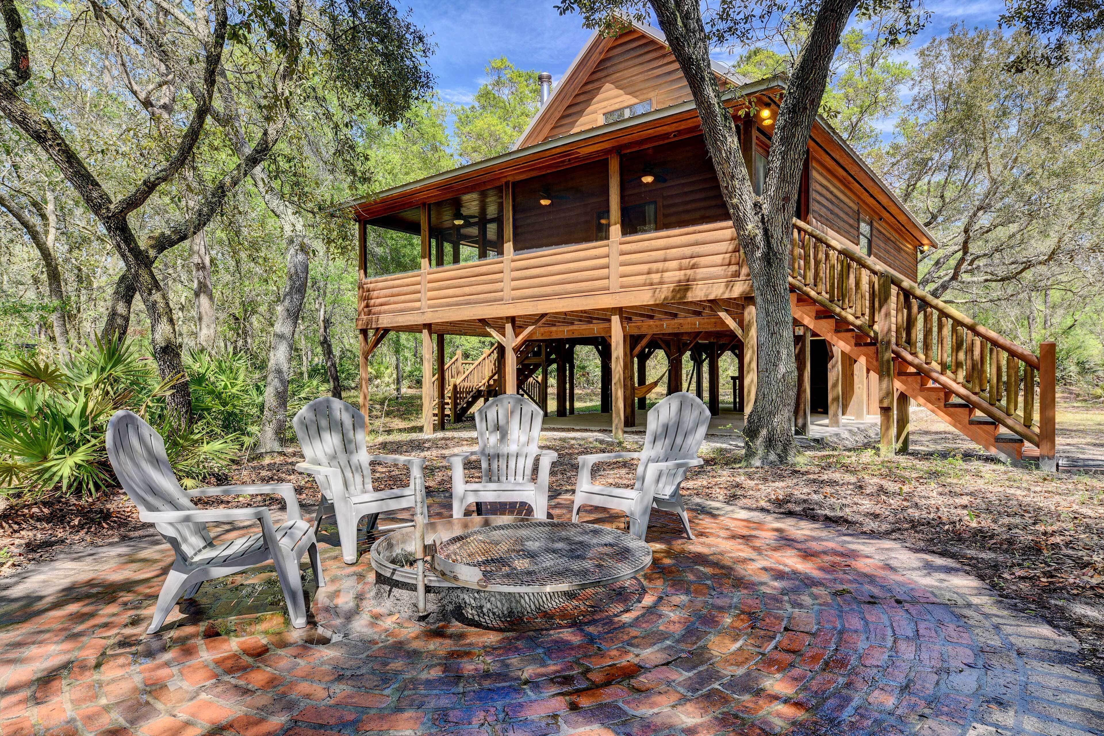 Charming Cabin w/ Decks & Fire Pit - Walk to River