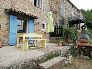 Outdoor dining - Authentic Corsican house in the mountains (Marignana)