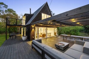 Outdoor dining - The Coast & Country Cottage (Balnarring Beach)