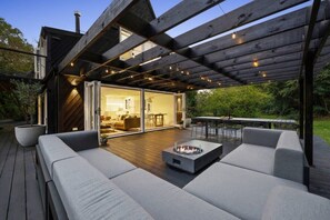 Outdoor dining - The Coast & Country Cottage (Balnarring Beach)