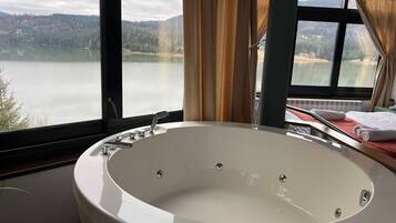 8 chambres, fer et planche à repasser, Wi-Fi, draps fournis