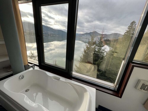 French villa on the shore of Lake Colibita