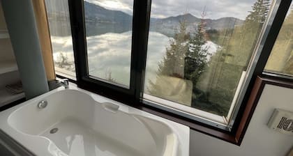 French villa on the shore of Lake Colibita