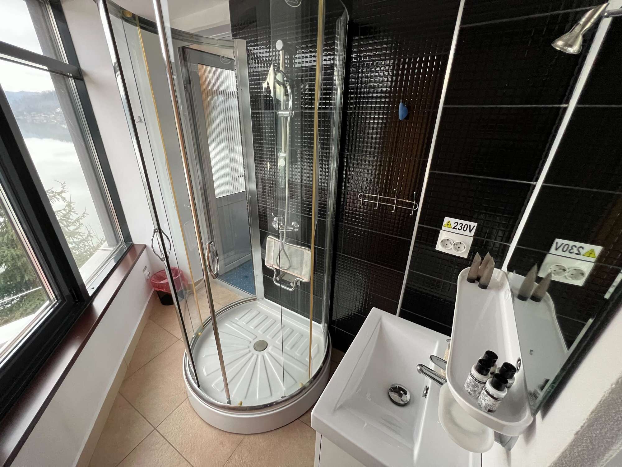 Badewanne, Whirlpool, Haartrockner, Handtücher