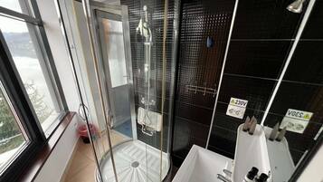 Badewanne, Whirlpool, Haartrockner, Handtücher