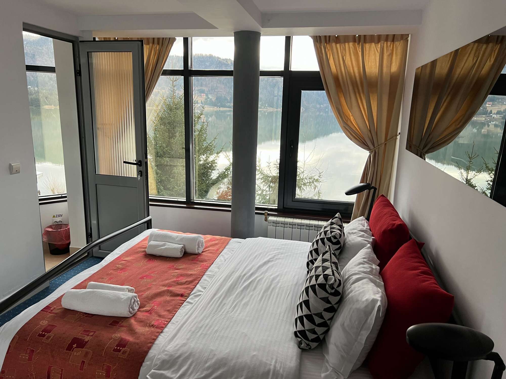 8 室のベッドルーム、アイロン / アイロン台、WiFi、ベッドシーツ