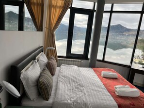 8 habitaciones, tabla de planchar con plancha, wifi y ropa de cama 