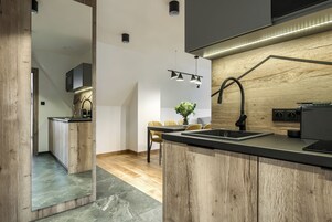 Apartament Suite z balkonem | Private kitchen | Coffee/tea maker, cookware/dishes/utensils, dining tables