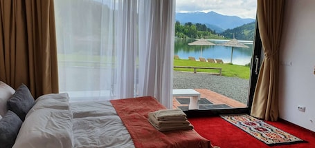 4 bedrooms, iron/ironing board, WiFi, bed sheets. Modern apartment on the shore of Lake Colibița